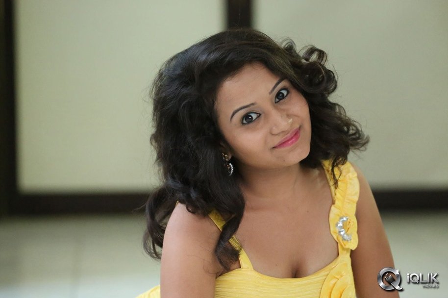 Sony-Jhansi-at-Andamaina-Maaya-Movie-Audio-Launch